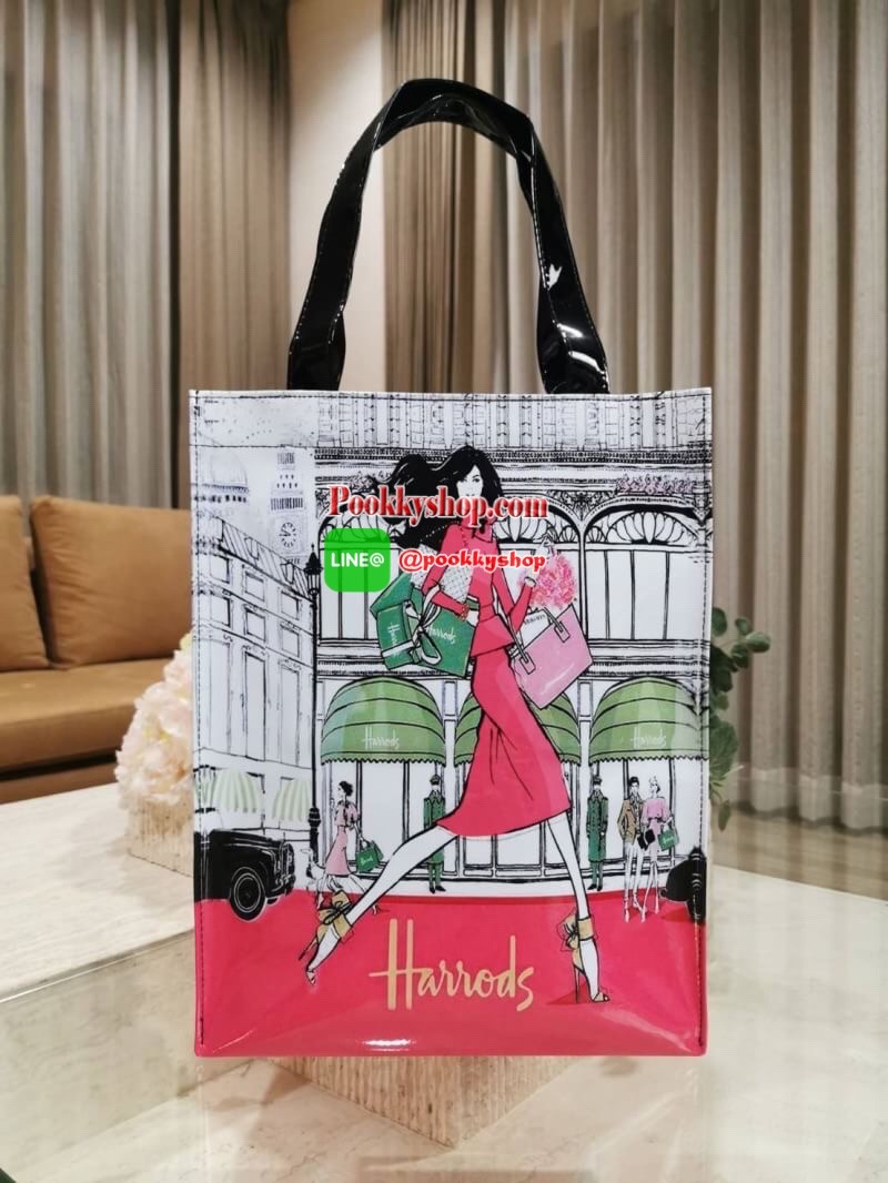 ลายนี้เข้าแล้วนะคะ! พร้อมส่งไอเท็มยอดนิยม! Harrods London Top-handle Shopping Bag กระเป๋า Shopping แบรนด์ดังจากอังกฤษรุ่นยอดนิยมวัสดุ PVC+Polyester 100% ของแท้เนื้อหนาอยู่ทรงกันน้ำ ขนาดกำลังดี น้ำหนักเบา เปิดปิดด้วยซิปสะดวกใช้หัวซิปปั้มโลโก้แบรนด์อะไหล่เง