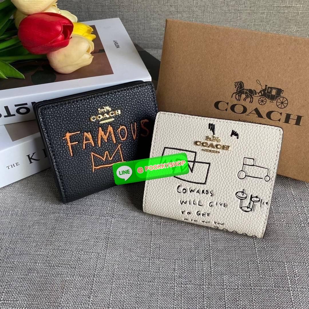 COACH X JEAN MICHEL BASQUIAT SNAP WALLET (COACH C5614) 🛍กระเป๋าสตางค์ใบเล็ก พกพาสะดวก วัสดุหนังแท้ ทนทาน เปิด-ปิดด้วยกระดุม ภายในมีช่องใส่บัตร ใส่ธนบัตรได้ทุกชนิด พร้อมช่องซิปแยกใส่เหรียญคะ