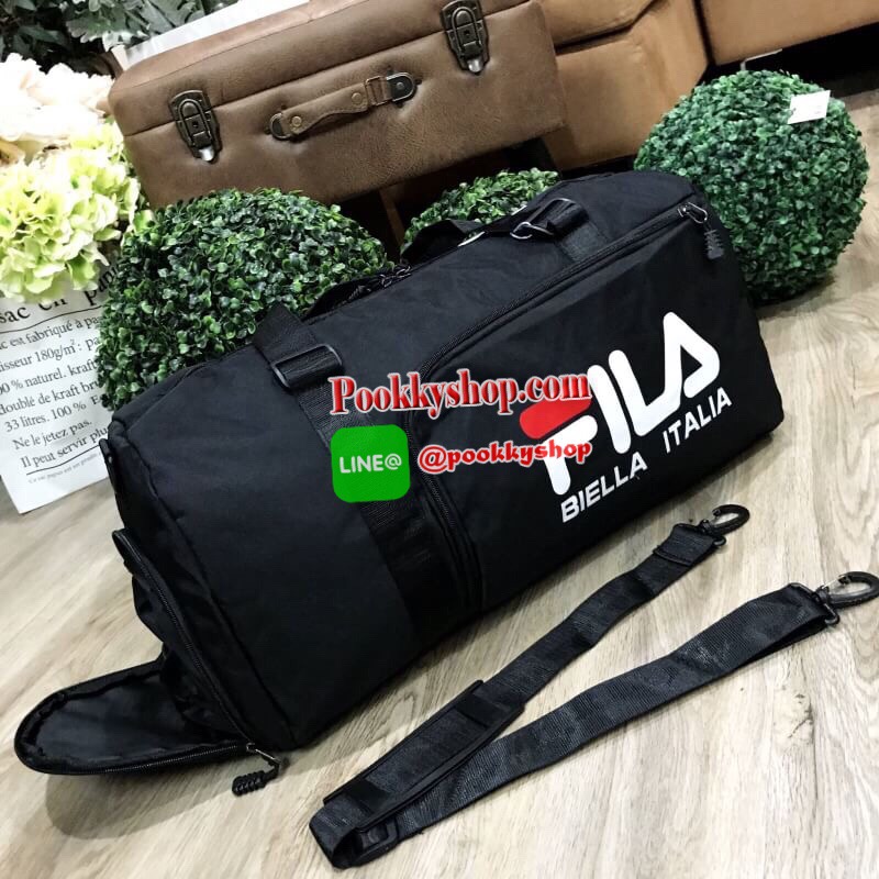 MUST HAVE! FILA LARGE TRAVEL BAG แบรนด์สัญชาติอิตาลีที่มีประวัติยาวนานกว่า 100 ปีมาแรงที่สุดในเกาหลีและไทยดีไซน์ Unisex ใช้ได้ทั้งชายหญิง ใบใหญ่จุใจ น้ำหนักเบา วัสดุ Nylon&Polyester100% กันน้ำ ด้านหน้ามีโล้โก้และช่องซิป เปิดปิดด้วยซิปสะดวกใช้ มีช่องใส่รอง
