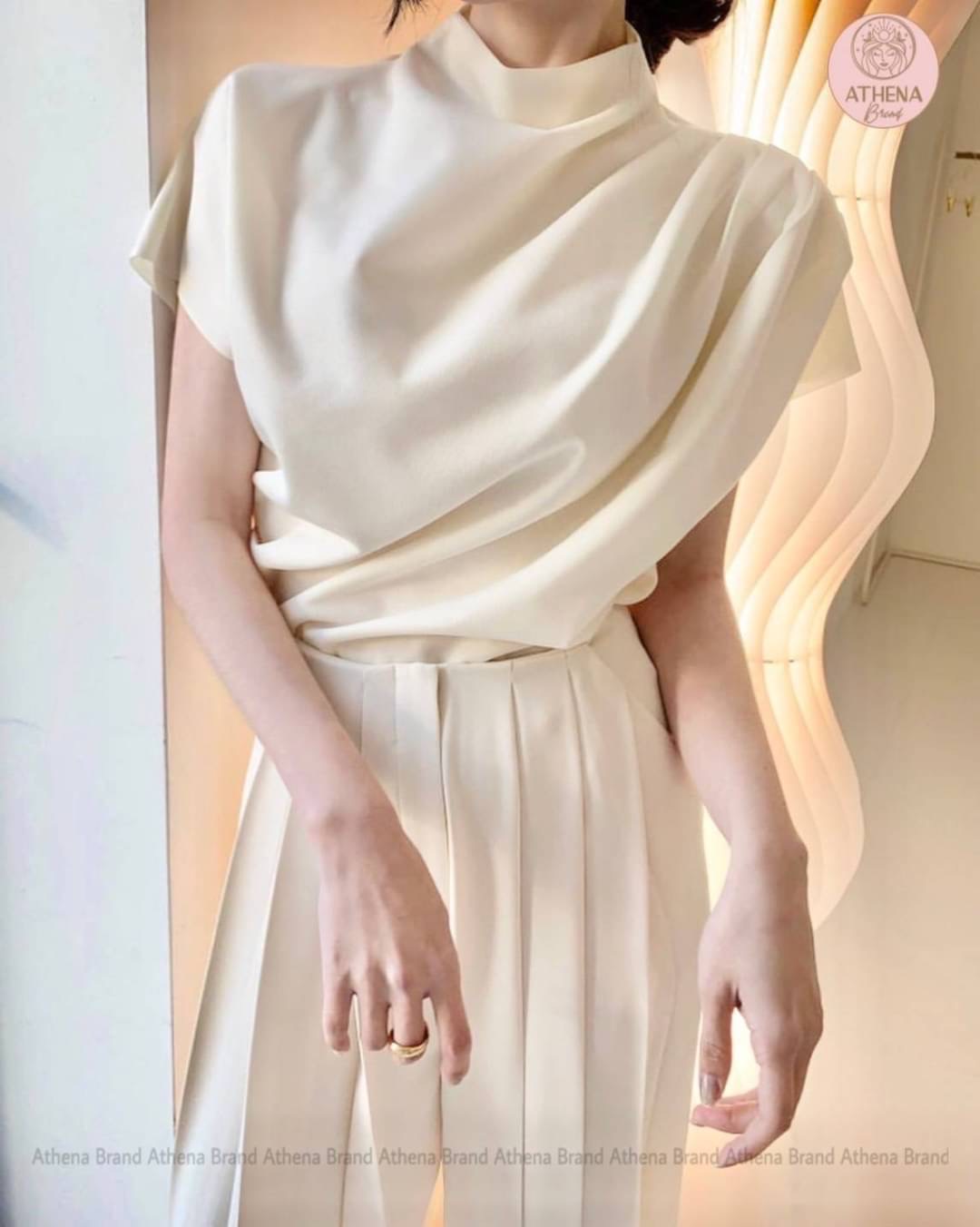 Set 2 ชิ้น เสื้อ+กางเกงขายาว เสื้อทรงปล่อยดีไซน์เย็บจับจีบ ช่วงบ่าด้านขวาตกแต่งกระดุมหรูหรา งานซิปด้านหลัง แมตช์มาคู่กับกางเกงขายาวจับจีบ มีกระเป๋าใช้งานได้จริงทั้ง2 ข้าง งานซิปด้านหน้า มีซับใน เนื้อผ้าดี มีน้ำหนักทิ้งตัว ชุดนี้เก๋มาก สวยแบบไม่มีคำว่าแผ่ว