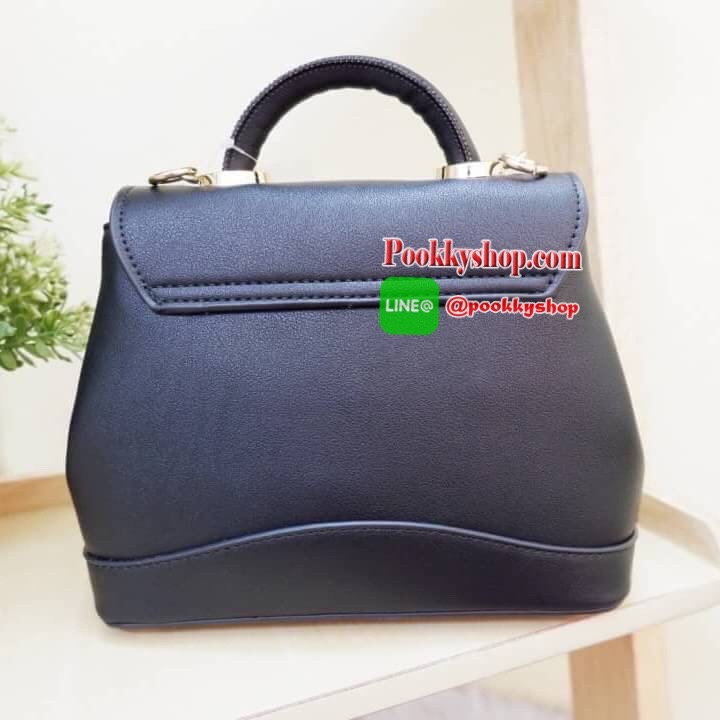 Lyn กระเป๋าหิ้วมาพร้อมสายสะพาย ขนาดกลางๆไม่เล็กไม่ใหญ่ ดีไซน์สวยน่ารัก ด้านในมีป้ายโลหะปั๊มแบรนด์ ใต้กระเป๋ามีหมุดรองทั้ง 4 มุม รูปทรงสวยเก๋ขนาดนี้ ไม่มีไม่ได้นะคะ