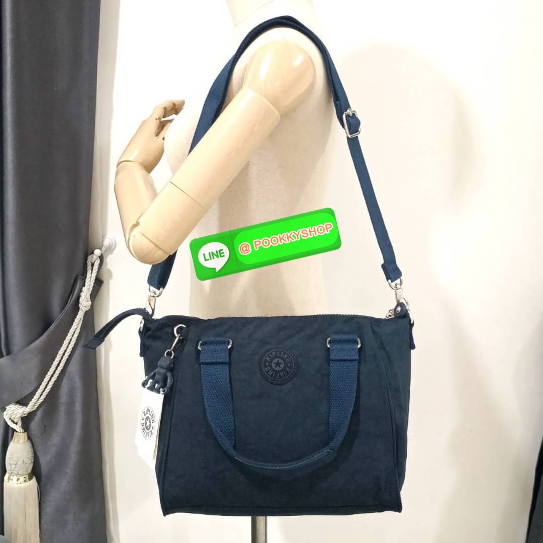 KIPLING AMIEL Medium Handbag กระเป๋าถือหรือสะพาย วัสดุ Nylon + Polyester ช่องหลักเปิด-ปิดด้วยซิป โล่ง กว้าง สามารถจุของได้เยอะ ด้านในมีช่องใส่ของทั้งซ้ายและขวา ด้านหลังมี ช่องลึกอีก 1 ช่อง พร้อมสายสะพายยาวปรับได้ free size เหมาะกับวันไปทำงาน วันสบายๆ สามา