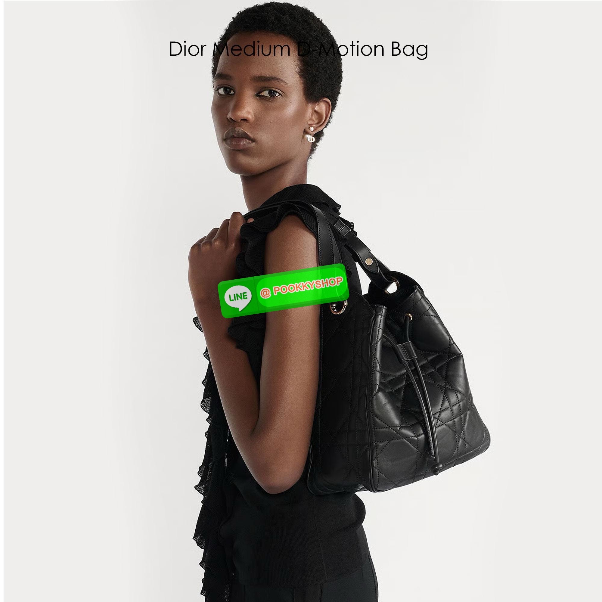 พร้อมส่ง | Dior Medium D-Motion Bag กระเป๋าสะพายทรงบัคเก็ต โดดเด่นด้วยดีไซน์ทรงถังทันสมัยเรียบง่ายใช้งานได้จริง เย็บตะเข็บแบบ Macrocannage นุ่มนวล มาพร้อมเชือกผูกรูดเปิดปิด ภายในโล่งกว้าง จุของได้เยอะ น่ารักน่าใช้มากค่ะ