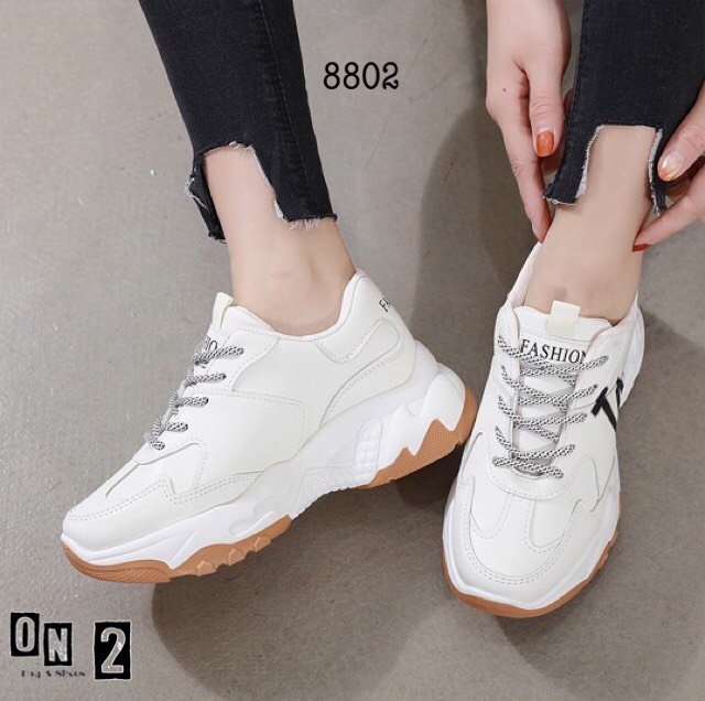 LA sneaker ผ้าใบหนังสไตล์แบรนด์ ทรงสวย คู่นี้ใช้วัสดุอย่างดีค่ะ ทรงสวยน่ารักมาก พร้อมส่ง 4 สี วันหยุดยาวนี้ มี รองเท้าใส่เที่ยวหรือยังค่ะ ถ้ายังแนะนำเลย ใส่เที่ยว ตวจ. หรือ ตปท.ก็สวยค่าาาา