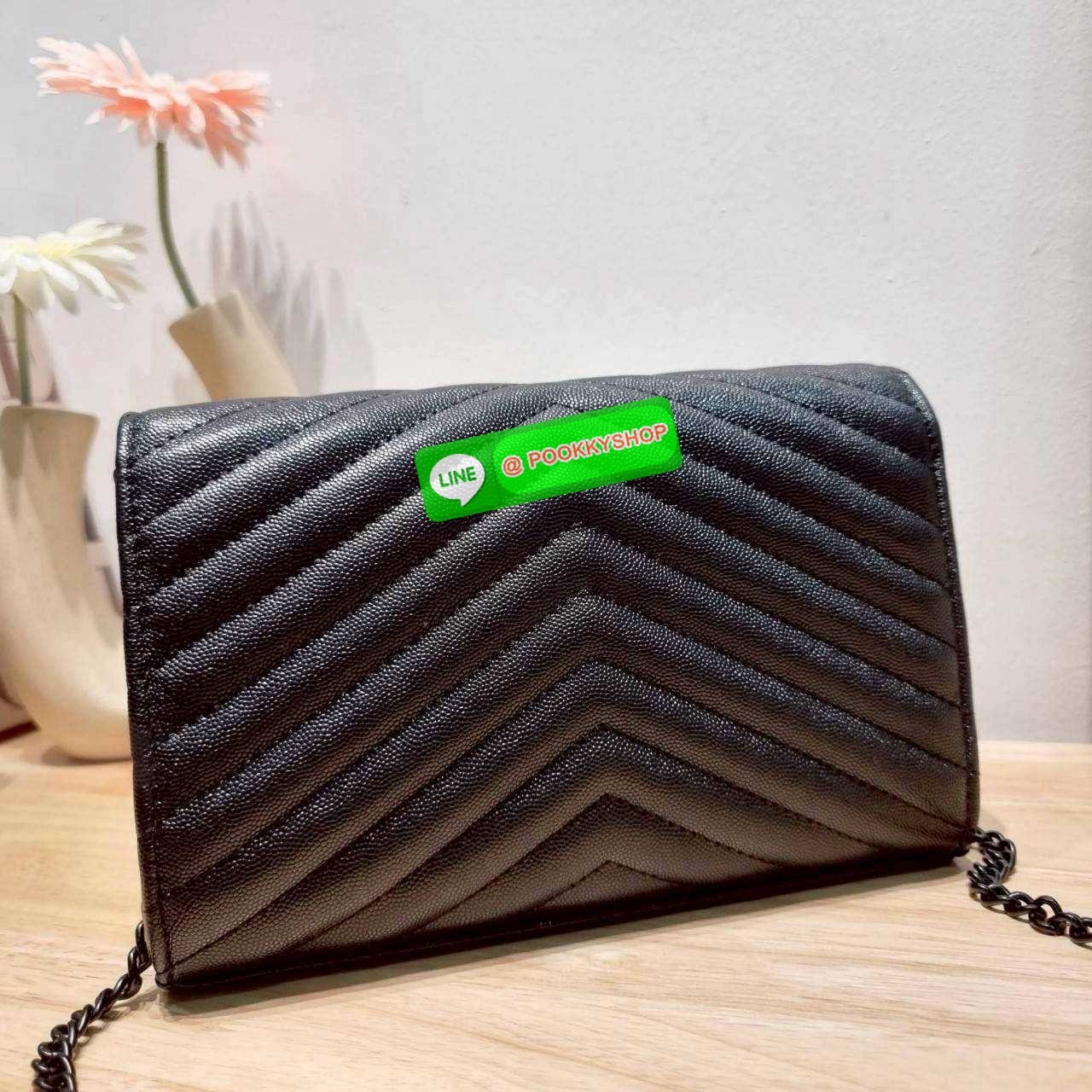 🔆 Model YSL clutch bag with chain ไม่เคยผิดหวังจริงๆ!! กับรุ่นที่สาวๆรู้กัน กระเป๋าสะพายพรีเมี่ยมกิ๊ฟ จากเคาน์เตอร์ vip dutyfree ทรง woc สุดฮอต ดีไซน์เรียบหรู โดดเด่นด้วยโลโก้ด้านหน้า เพิ่มดีเทลความผู้ดี ใช้งานง่ายเพียงแค่เปิด-ปิดด้วยกระดุมแม่เหล็