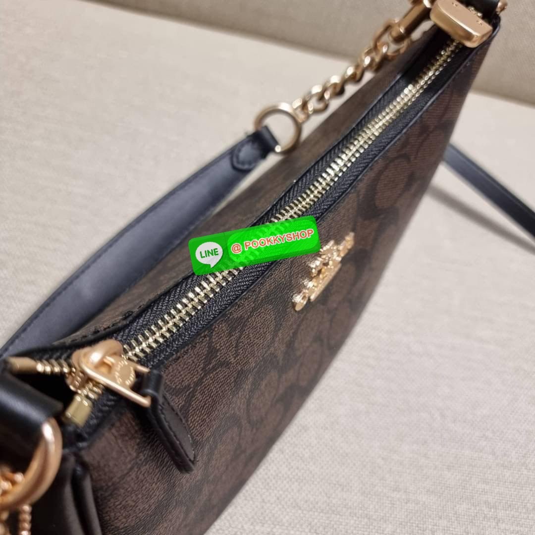 COACH CA548 TERI SHOULDER BAG IN SIGNATURE CANVAS คอลเลคชั่นใหม่ล่าสุด ที่สาวๆรอคอย กระเป๋าสะพายไหล่กึ่งทรงพอช พร้อมเสิร์ฟความสวยถึงบ้านไปเลยก่อนใคร แบบไม่ต้องพรีฯ ด้วยดีไซน์คลาสสิคที่แอบแฝงความเรียบหรู มาพร้อมสายสะพาย 2 เส้น เป็นสายโซ่คล้องแขนและสายสะพาย