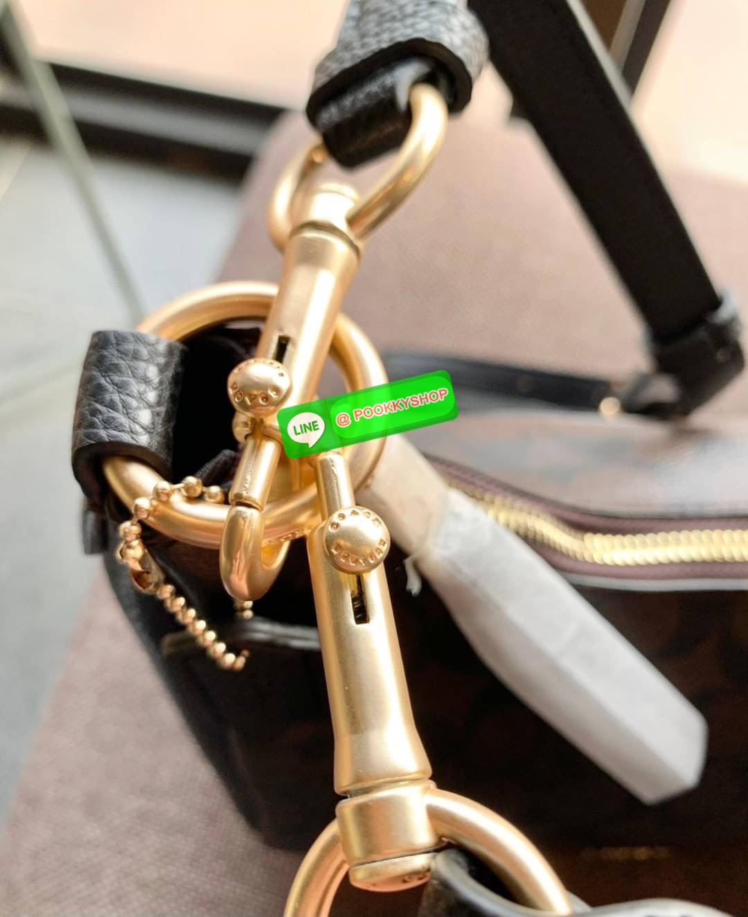 COACH JULES HOBO BAG ((C9189//9190)) 🌍พร้อมส่งที่ไทย! ต้องบอกก่อนว่าหนังรุ่นนี้อย่างดี นิ่มมากๆ สัมผัสแล้วรู้สึกละมุน กับกระเป๋าใบใหญ่ ทรงสวย เปิดปิดกระเป๋าแบบซิปมีหนังห้อยเพิ่มความเก๋ตรงหัวซิปค่ะ ภายในกระเป๋ากว้างมาก ใส่สัมภาระได้ครบครัน หายห่วงเ