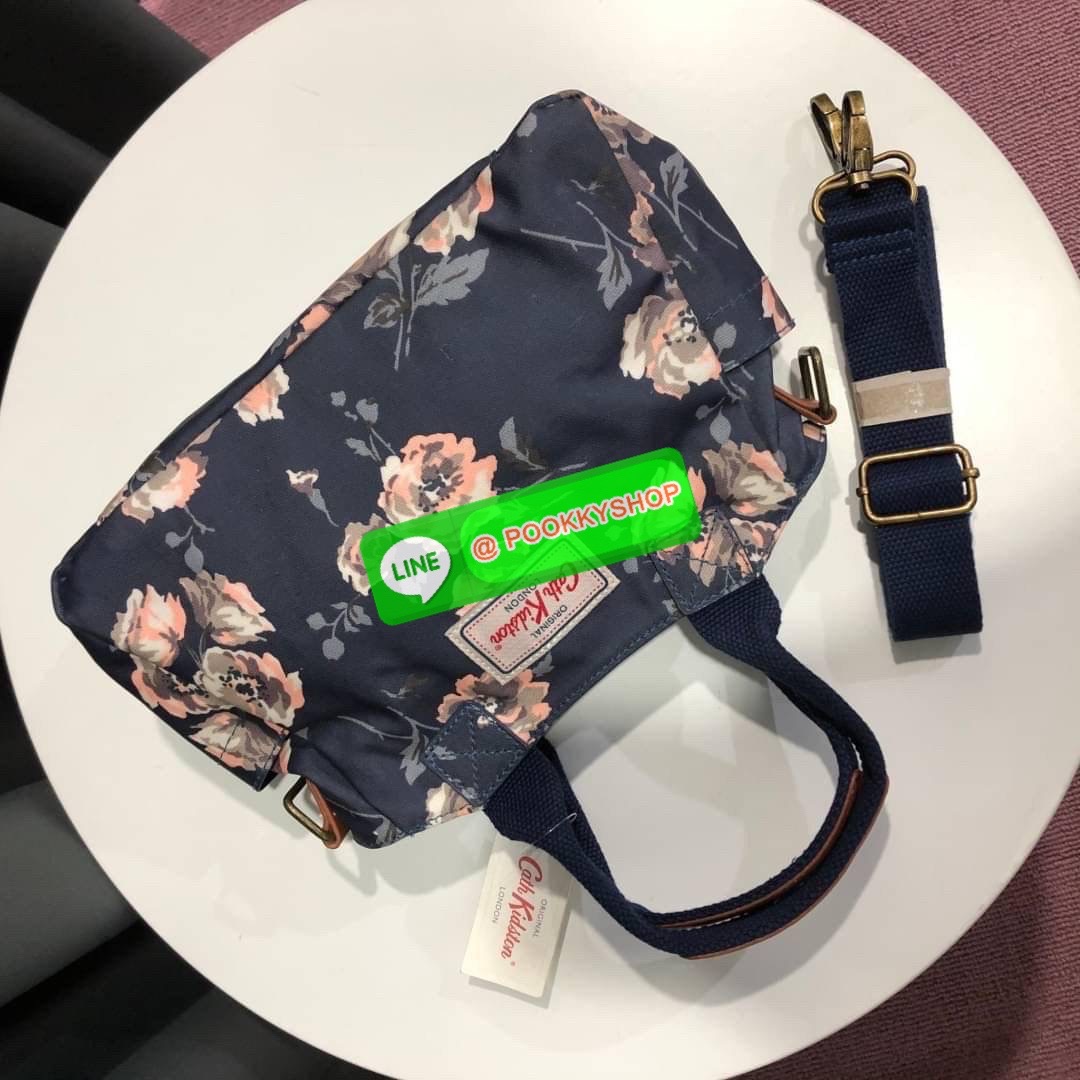 Cath Kidston Mini day Bag กระเป๋าถือหรือสะพายสุดชิค เหมาะสำหรับใช้สะพายในวันทำงานหรือวันสบายๆ เก็บของใช้ระหว่างวันได้เยอะค่ะ เปิด-ปิดด้วยซิป ด้านในมี 1ช่องใหญ่ ช่องซิป 1ช่องและช่องเล็กให้แยกเก็บมือถือของจุกจิก สวยคุ้มมากๆ มีหูจับ มาพร้อมสายสะพายยาวปรับระด