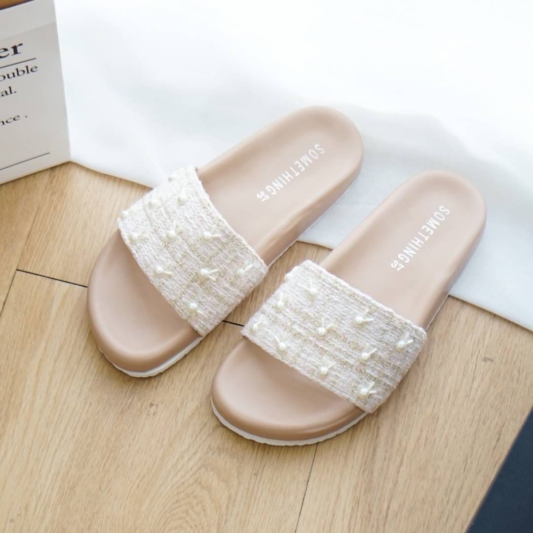 NEW IN สินค้าเข้าใหม่ รองเท้าส้นตึกชิคๆ งานผ้าทวิตเกาหลีแบบใส่ได้ทุกวัน ต้องรุ่นนี้เลยค๊า งานสวมซับนวมนิ่มๆ แต่งกระดุมน้องกระต่ายน่ารัก ใส่แล้วเก็บทรง เก็บหน้าเท้าดีมากๆ ให้อารมณ์ถึงความคลาสสิค แบบเลิศสุดๆ เรียบแต่มาก แต่ใส่แล้วดูน่ารักมากค่าา