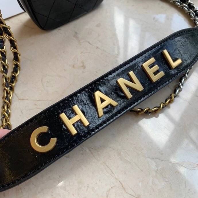 Chanel Shoulder Bag VIP Gift With Purchase (GWP) พรีเมี่ยมกิ๊ฟรุ่น Limited วัสดุหนัง pu เปิดปิดด้วยฝาปิดตัวล๊อคอะไหล่ทองและซิป หัวซิปแบรนด์ สามารถใส่ มือถือ iphone+ ของใช้จุกจิกได้เยอะ และมีกระเป๋าใส่เหรียญถอดได้ สายโซ่ร้อยหนังอะไหล่ทอง+เงิน Crossbody มาพ