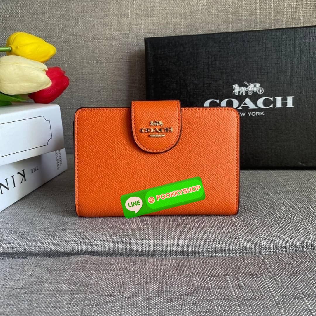 COACH 6390 MEDIUM CORNER ZIP WALLET กระเป๋าสตางค์ใบกลาง สีพื้นเรียบหรู วัสดุcrossgrain ภายในมีช่องใส่บัตรและธนบัตรได้ทุกชนิด มีช่องซิปใส่เหรียญ ขนาดกะทัดรัดพกพาง่าย คนชอบจัดระเบียบกระเป๋าสตางค์แนะนำเลยจ้า