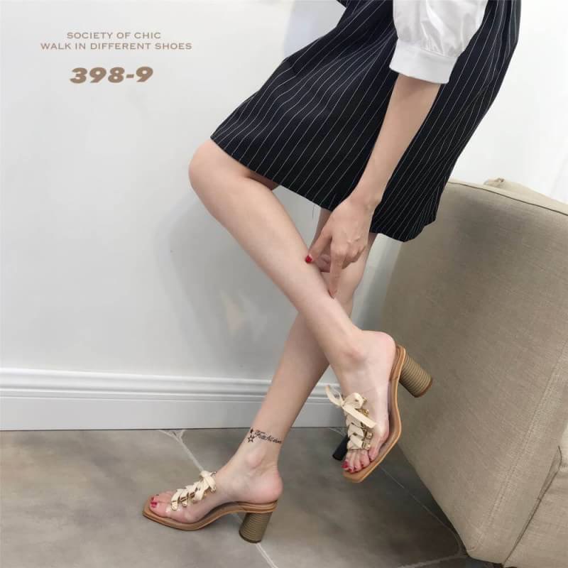 แบบขายดี พร้อมเสิร์ฟ!!! ต้อนรับซัมเมอร์กับรองเท้าลำลองแบบสวม ทรง maxi หน้าสวม pu ใส นิ่มไม่บาดเท้า หน้าร้อยเชือก ผูกปรับระดับได้ สูง 8 cm พื้นนิ่มใส่ง่าย เรียบ หรู ดูดี แมทกับชุดไหนก็สวย ใส่ได้ตลอด พร้อมเสิร์ฟความสวยก่อนใครที่นี่ที่เดียวค่ะ