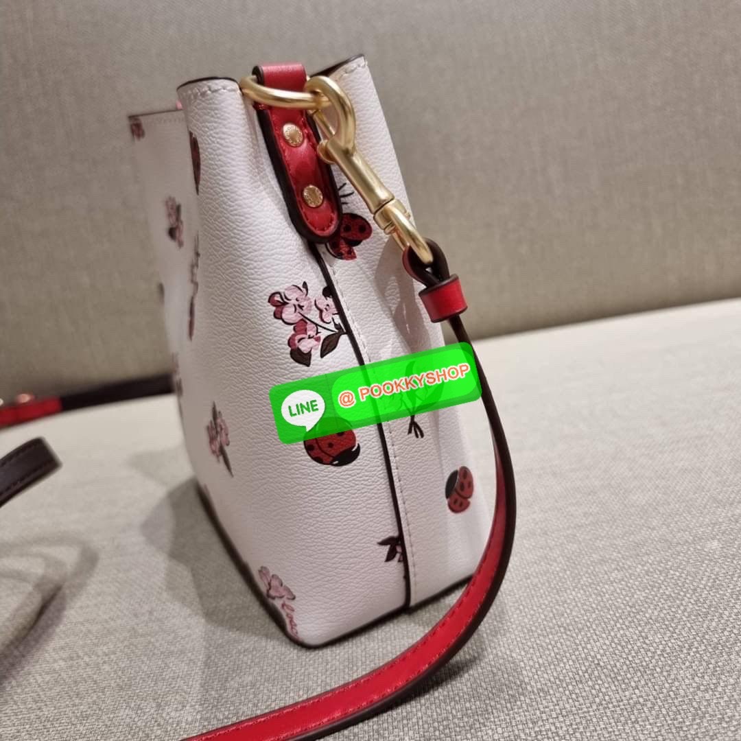 COACH 7267 MINI TOWN BUCKET BAG WITH BUFFALO PLAID PRINT คอลเลคชั่นใหม่ล่าสุด!! น้องสาวคนสวยมาแล้วจ้า สีแดงโดดเด่นต้อนรับเทศกาลคริสต์มาส 🎅🎄 กระเป๋าบัคเก็ต ไซส์มินิ ใบจริงน่ารักม้าก!! น่าใช้แบบที่สุด วัสดุหนังแคนวาสเคลือบลาย สวยคม เปิด-ปิดด