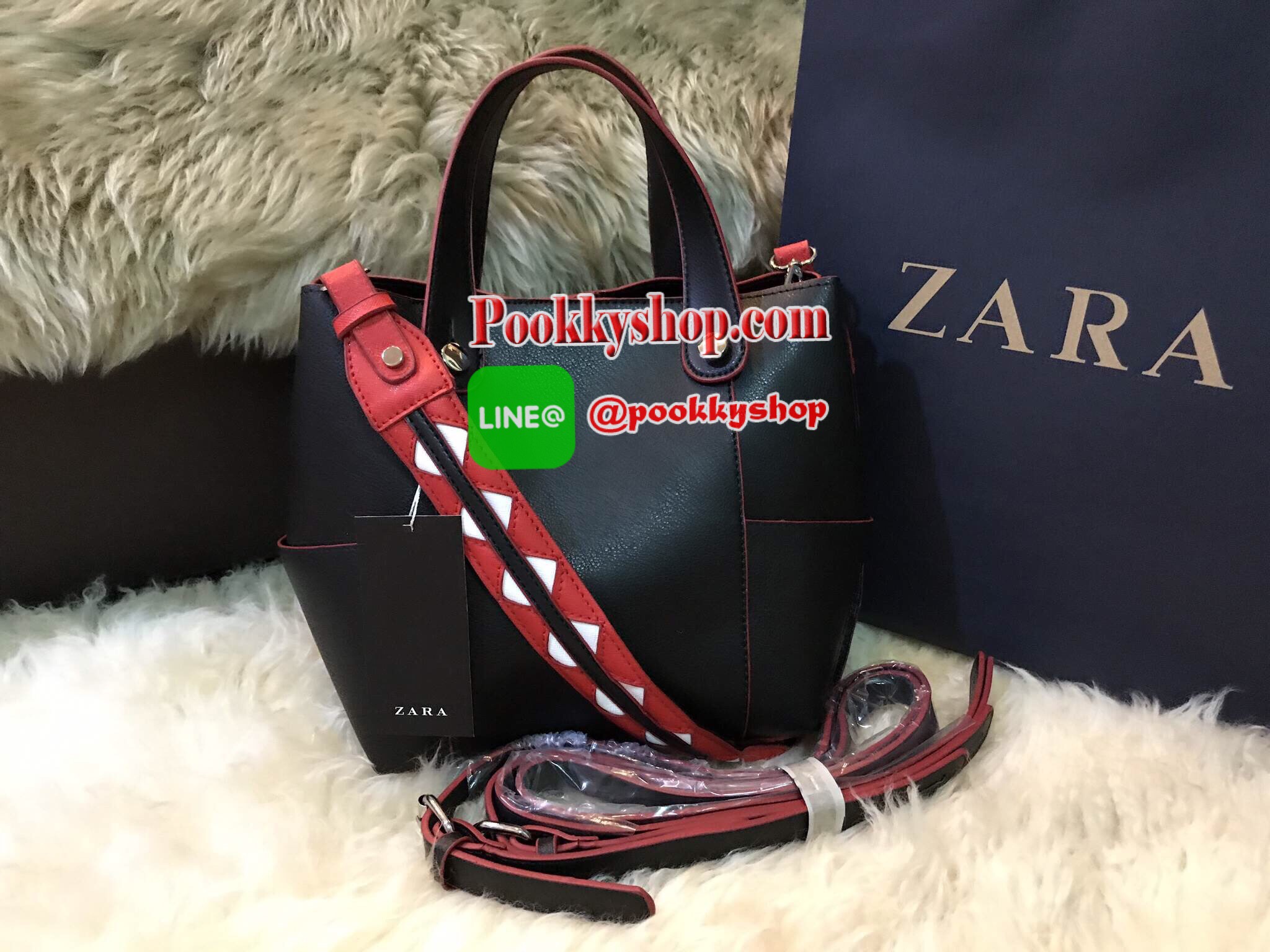พร้อมส่งใหม่ชนช็อป! ZARA TOTE WITH CONTRASTING HANDLE กระเป๋าถือหรือสะพายรุ่นใหม่ล่าสุดหนังเรียบสวยทำความสะอาดง่าย เปิดปิดด้วยกระดุมแม่เหล็ก ขนาดกำลังดีภายในกว้างจุได้เยอะใส่ipad ได้ น้ำหนักเบา ด้านข้างมีช่องใส่ของ โดดเด่นที่หูจับและสายสะพาย2แบบสามารถถอดเ
