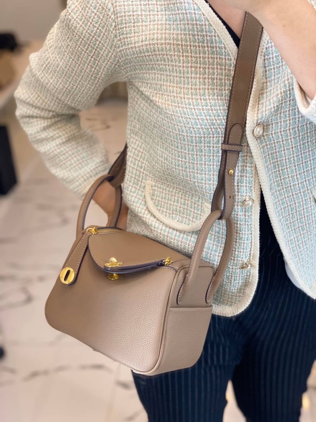 กลับมาเเล้วค่า Lindy 20cm หนัง PU premium ที่ลูกค้าถามกันมาเยอะมากกก รอบนี้หนังสวยมากๆๆ สายสะพายแบบเรียบหรู มีห่วงรัดสายสองข้าง มี 2 สายนะคะ มีซิลิโคนปิดลูกบิดกันรอย งานเนี้ยบสุด ยิ่งใช้ยิ่งนิ่มมม กระเป๋าทรงสวยนุ่ม Flexible มากๆ จุของได้ทุกสิ่ง จะใช้ไปทำง