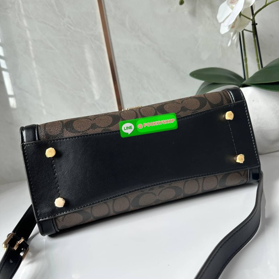 COACH ZOE CARRYALL IN SIGNATURE CANVAS (F87665) กระเป๋าถือหรือสะพาย ผู้ดีคุณนาย วัสดุหนังแคนวาส ตัดขอบหนังแท้ เปิด-ปิดด้วยซิปคู่ ตกแต่งด้วยตัวล็อคแม่กุญแจห้อยด้านหน้า ด้านในเป็นช่องกว้างใส่ของได้เยอะ มีสายสะพายยาว ถอด-ปรับระดับได้ สวย หรู ดูแพงมาก