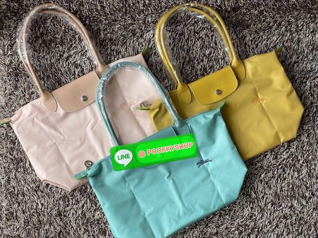 LONGCHAMP LE PLIAGE GREEN Shoulder bag S กระเป๋าใบนี้ดึงดูดใจคุณด้วยรูปทรงมินิมอลและกะทัดรัด หูกระเป๋าที่ยาวช่วยให้คุณสะพายไหล่ได้อย่างสบาย การปิดด้วยซิปช่วยให้มั่นใจได้ว่าสิ่งของทั้งหมดของคุณปลอดภัย Longchamp ดึงแรงบันดาลใจจาก origami สร้าง LE Pliage Gre