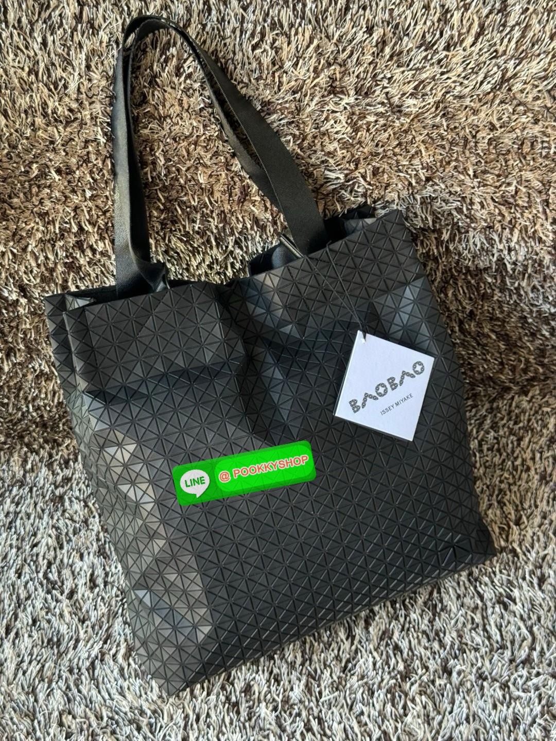 Baobao Issey Miyake Cart S geometric tote bag รูปทรงที่สร้างขึ้นโดยบังเอิญ' เสื้อผ้าที่มีโครงสร้างและได้รับการออกแบบทางวิศวกรรมอันเป็นเอกลักษณ์ของแบรนด์ ส่งต่อไปยังเครื่องประดับที่น่าประทับใจและไร้กาลเวลาเหล่านี้ กระเป๋าโท้ต Cart ประดิษฐ์ขึ้นจากการตั