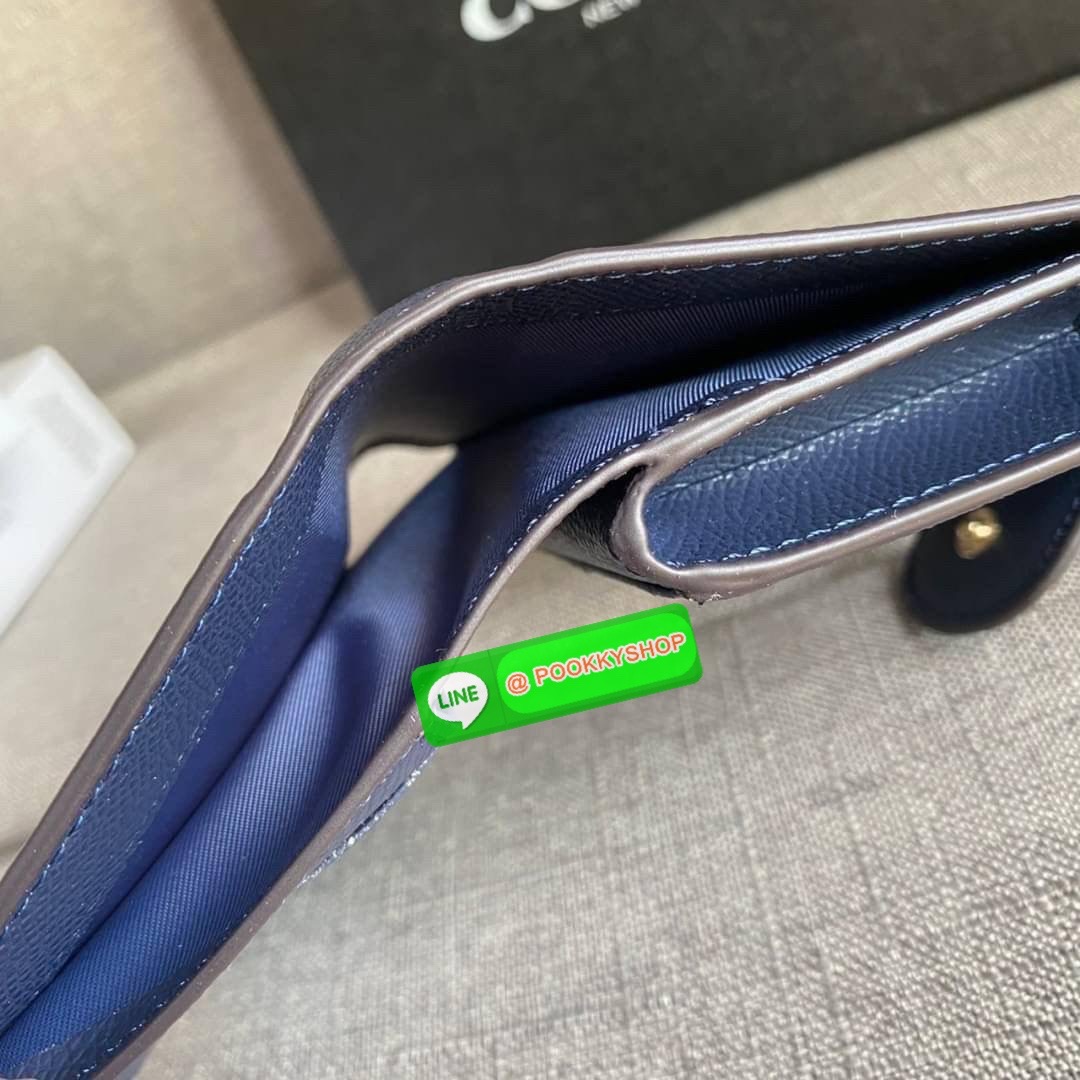 COACH 6390 MEDIUM CORNER ZIP WALLET กระเป๋าสตางค์ใบกลาง สีพื้นเรียบหรู วัสดุcrossgrain ภายในมีช่องใส่บัตรและธนบัตรได้ทุกชนิด มีช่องซิปใส่เหรียญ ขนาดกะทัดรัดพกพาง่าย คนชอบจัดระเบียบกระเป๋าสตางค์แนะนำเลยจ้า