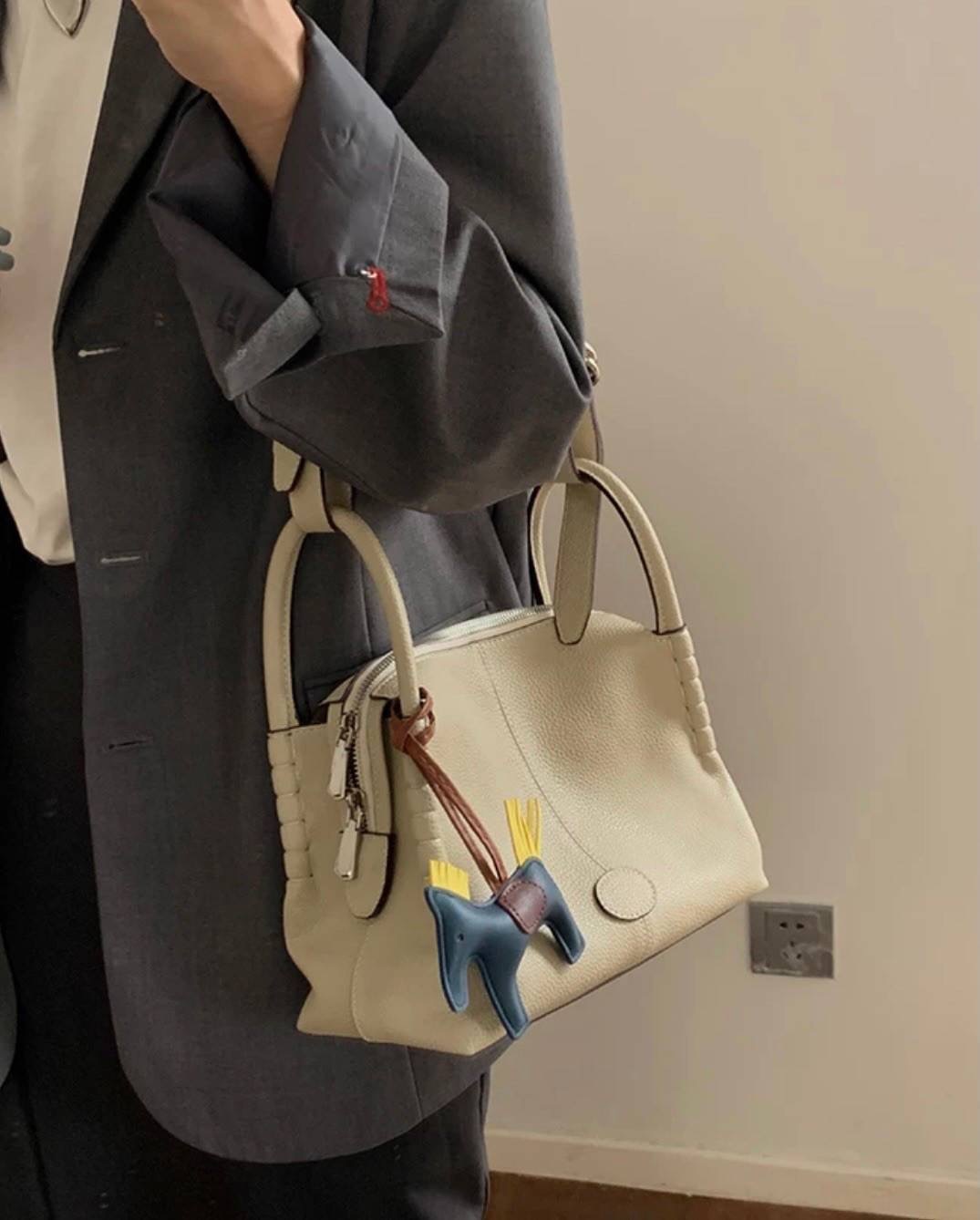 TOD’S กระเป๋าทรงหมอน สไตล์ lindy มีหูหิ้วและสายสะพายยาว เรียบหรูดูดี เท่ห์ๆ จุของได้เยอะ ใส่ของใช้ชีวิตประจำวันได้เต็มเปี่ยม น้ำหนักเบาใช้งานง่าย งานเกรดพรีเมี่ยมสุดๆ