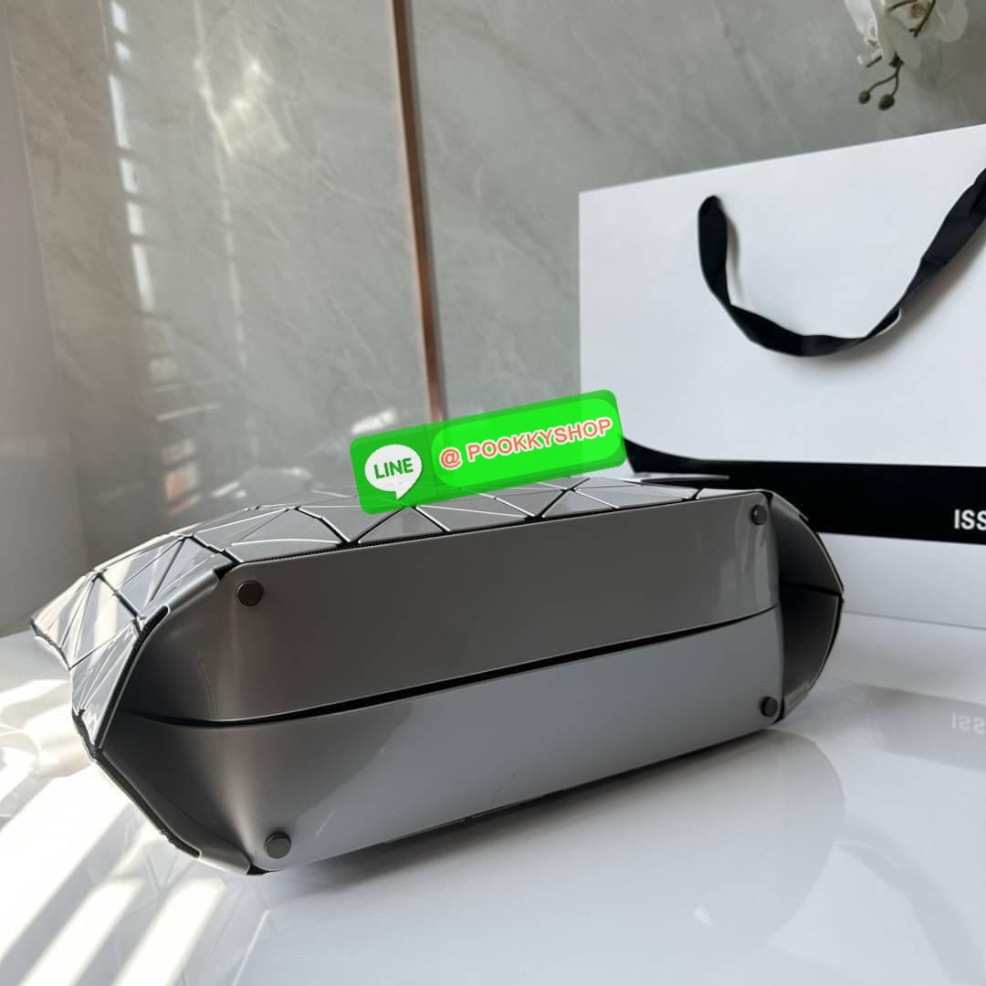 Bao bao Issey Miyake Rock Matte กระเป๋า Bao Bao ซีรีส์นี้จะเป็นทรงสี่เหลี่ยมผืนผ้าและทรงสี่เหลี่ยมจัตุรัส น้ำหนักเบา มีซิปปิดด้านบน ถือเป็นรุ่นที่เหมาะกับการใช้งานในชีวิตประจำวัน สามารถพับมุมและบริเวณด้านล่างของกระเป๋าเพื่อเพิ่มความสะดวกสบายในการใช้งาน ทั