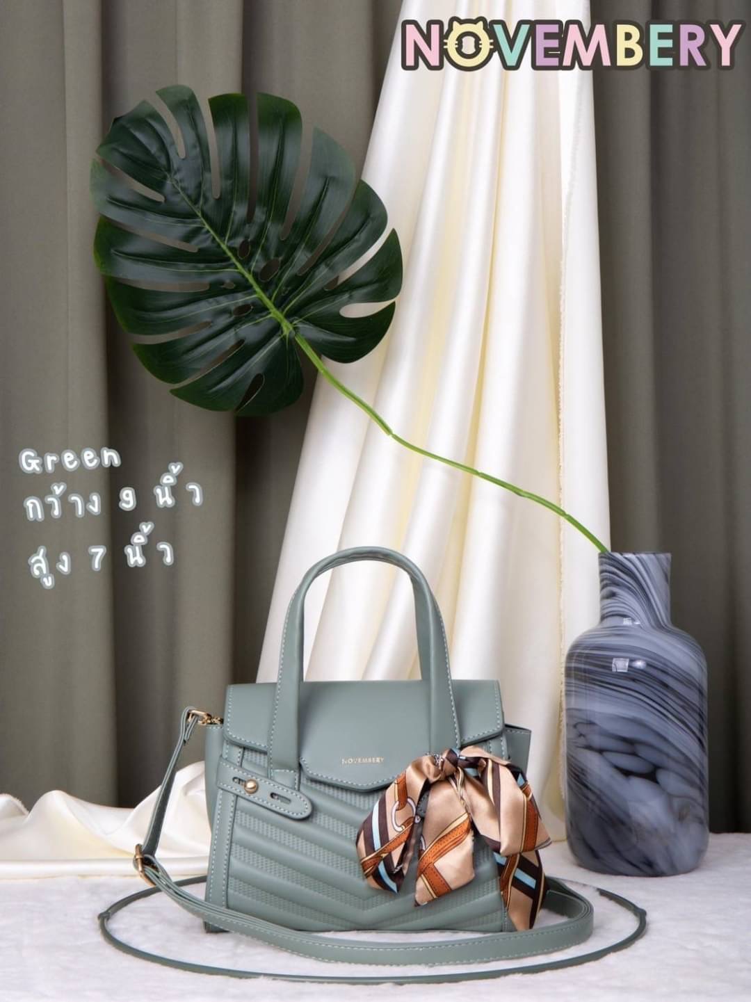 NOVEMBERY BAGS New Arrival !!! พร้อมส่ง Novembery Bags เรียบหรู ทรงโมเดิร์น เก๋ไก๋ทันสมัย !!! หนัง PU สวย ดีเทลงานรูปตัววี มีเข็มขัดด้านข้าง โลโก้แบรนด์อะไหล่ทองเป๊ะทุกจุด มาพร้อมหูจับทนทานแข็งเเรง แถมฟรีผ้าพันหูกระเป๋า ทุกใบ ด้านในมี 1 ช่องใช้งาน มีหลายส