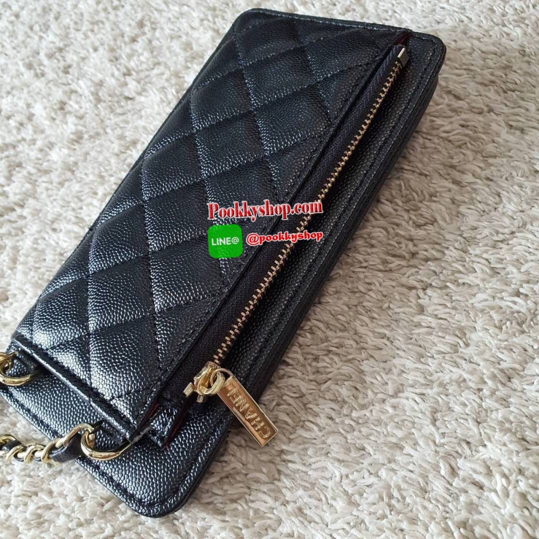 NEW ARRIVAL!! CHANEL VIP GIFT WOC BAG กระเป๋าสตางค์คล้องคอ/ Crossbody ที่กำลังมาแรงมาในตอนนี้ ตัวกระเป๋าเป็นกระเป๋าสตางค์หนังพียูลาย CAVIER อะไหล่ทองทั้งใบ ด้านหน้าใส่ iphone+ ได้ เปิดปิดด้วยกระดุมแม่เหล็ก สามารถใส่บัตรได้อีก4ใบด้านใน พลิกมาด้านหลังมีช่อง