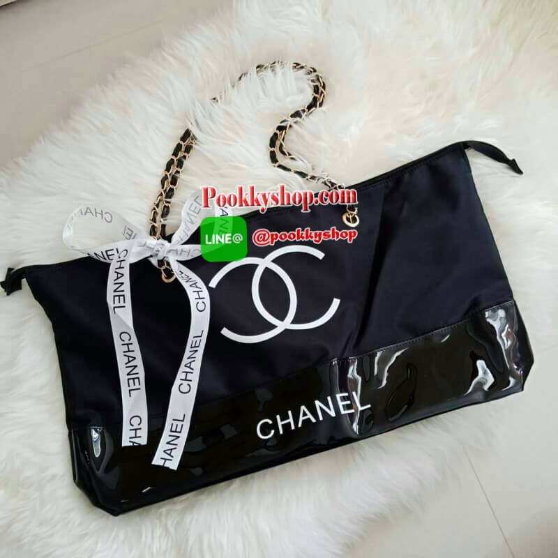 New Gorgeous☆☆ กระเป๋าใบใหญ่ทรง Tote จากแบรนด์ Chanel VIP gift Bag มาพร้อม Ribbin สุดหรู ของแท้ 100% ทำจากผ้าหนา Polyester ฐานล่างกระเป๋าทำจากหนังแก้วผิวมันเงา สวยหรู สกรีนโลโก้ชาแนลหน้าหลัง หัวซิปปั้มโลโก้ ด้านในเป็นช่องกว้าง และมีอีกหนึ่งช