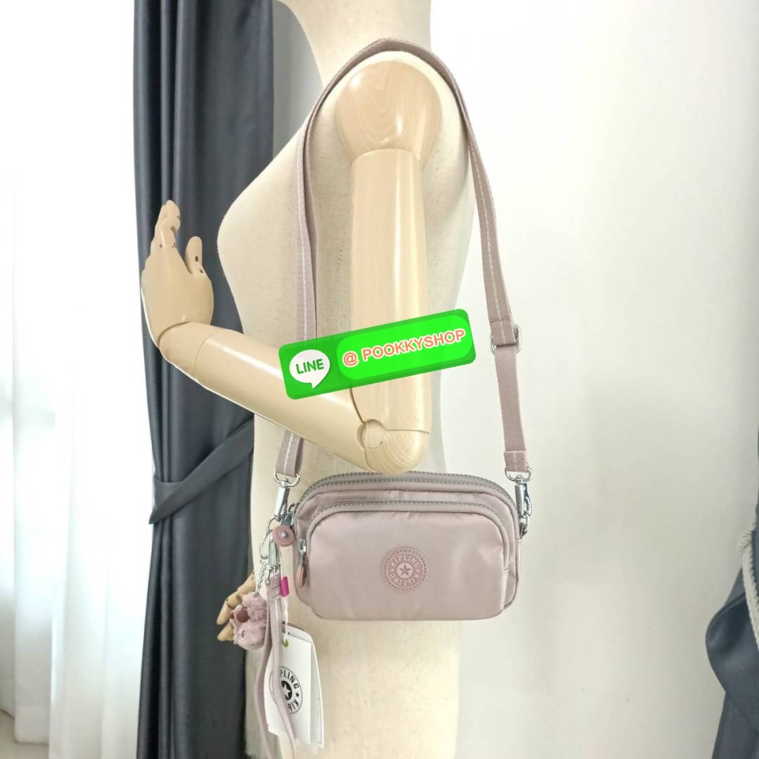 KIPLING Monkey program Seoul up clutch & sling bag รุ่น 2 ซิป (ขนาด 7 นิ้ว) กระเป๋าคล้องมือ หรือ สะพายข้าง ขนาดเล็ก วัสดุ Nylon & Polyester 100% ใช้งานได้ 2 รูปแบบ มีสายสลับเปลี่ยนได้ทั้งแบบคล้องมือ และ สะพายข้าง ตามโอกาสการใช้งาน