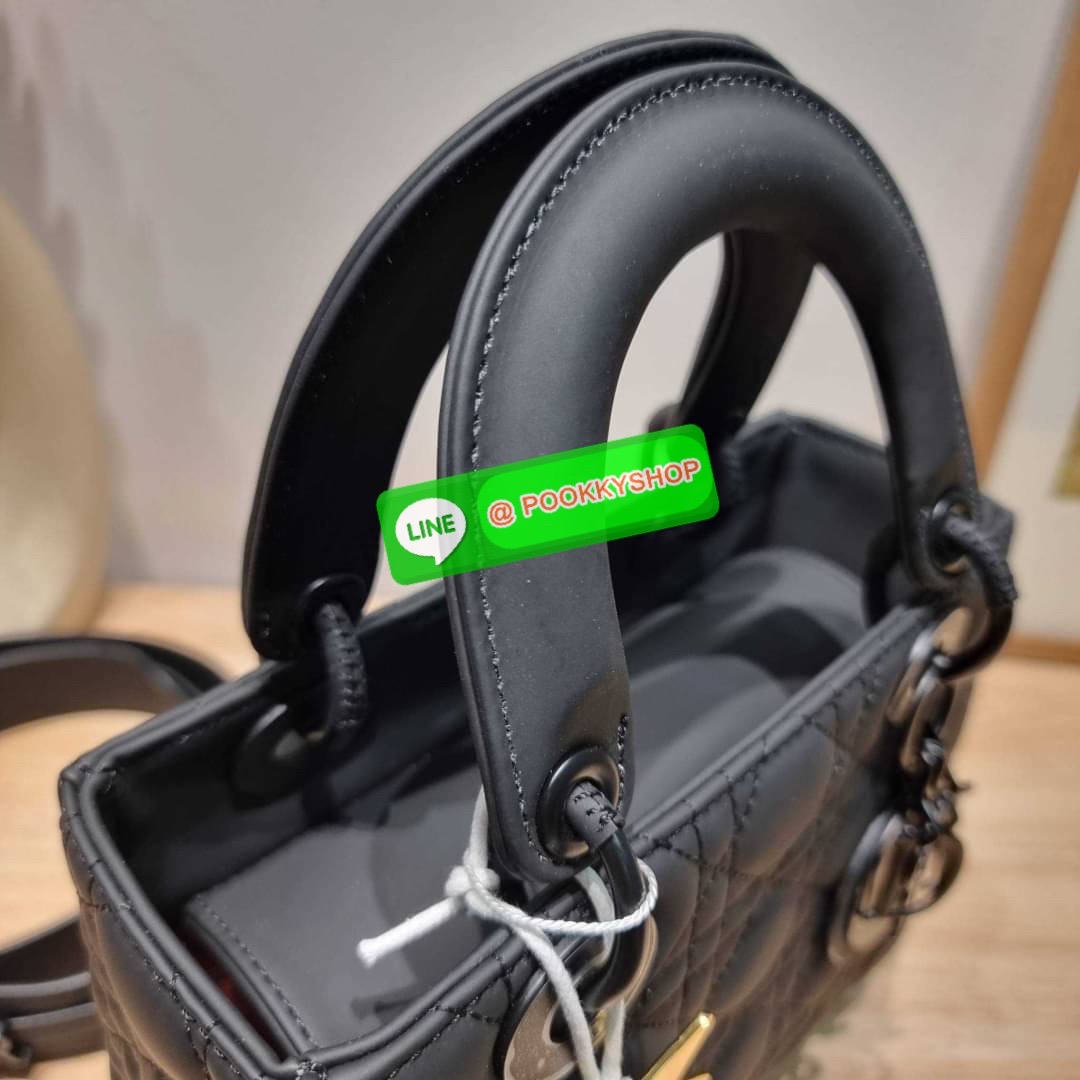 NEW ARRIVAL!! CD LADY ULTRAMATTE BAG กระเป๋าสะพายข้างพรีเมี่ยมกิ๊ฟสุดฮอต ดีไซน์เรียบง่าย แต่แฝงไปด้วยความหรูหรา ทรงกล่องคลาสสิค โดดเด่นด้วยพวงกุญแจอะไหล่สีเดียวกับตัวกระเป๋า วัสดุหนังแท้ผิวแมทท์ ลายเส้นซ้อนทับสวยงาม มีรูปแบบ หูจับในตัวและสายครอสบอดี้สุดเล