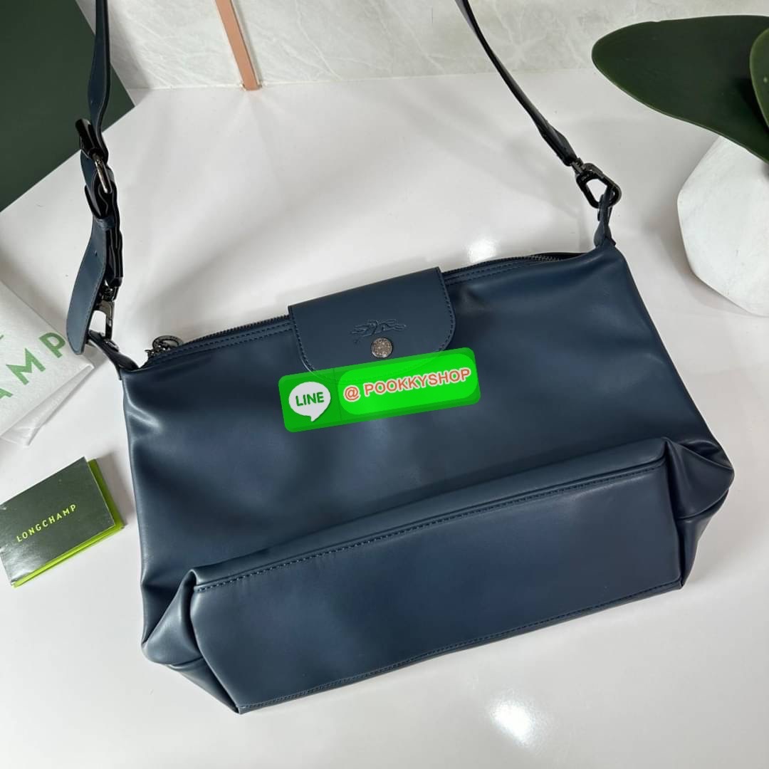 LONGCHAM LE PLIAGE XTRA Hobo bag M กระเป๋าสะพายไหล่ HOBO ออกแบบเพื่อให้ดูเรียบหรูหรา มีความสง่า รูปทรงเก๋ไก๋ วัสดุหนังแกะนิ่มมือ สายสะพายไหล่ปรับระดับได้และถอดออกถือได้ เปิด- ปิด ด้วย ซิป ภายใน ช่องโล่งกว้าง มีช่องซิปแยก ใบใหญ่สามารถใส่ของได้เยอะคะ