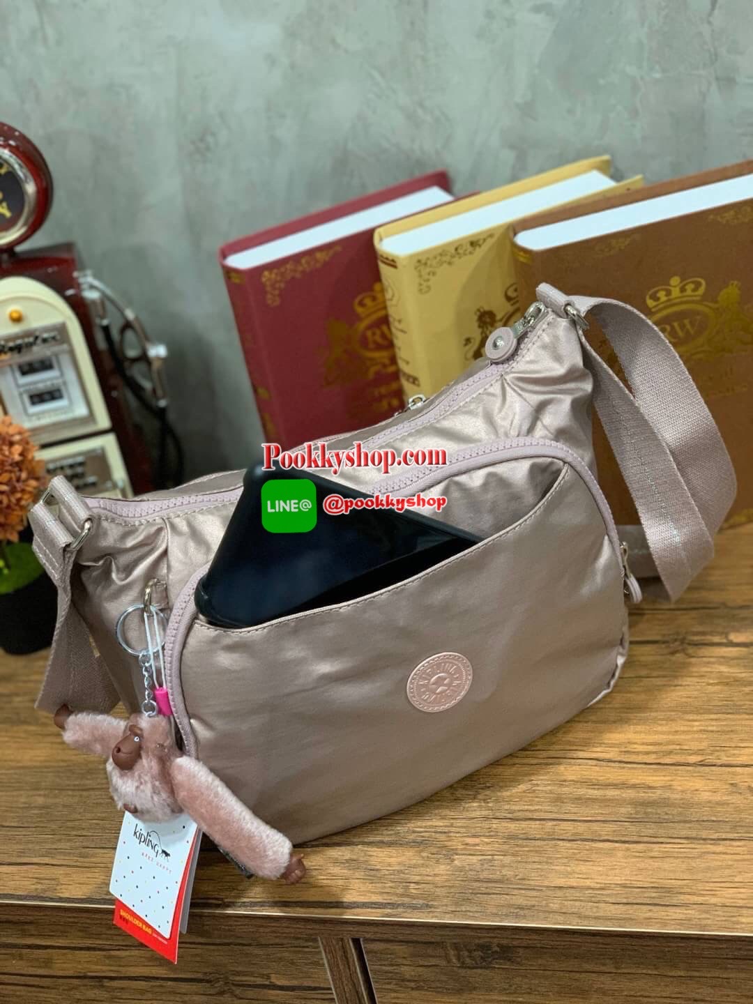 Kipling CAI Quilted Handbag with Extendable Strap อีกหนึ่งคอลเลคชั่นของMaydayมาในรูปแบบสะพายไหล่หรือสะพายข้าง มีช่องซิปใช้งานหลายช่อง ช่องใหญ่มีฐานกว้างสามารถจุของได้เยอะ ประดับพวงกุญแจเป็นเซ็ทของกระเป๋า สายสะพายปรับได้ฟรีไซส์ ขนาดกำลัง อีกหนึ่งรุ่นลิมิเต