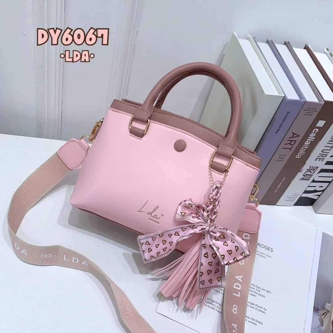 LDA BAG รุ่นใหม่ ทรูโทน งานสวยมาก!! แบรนด์แท้ 💯 หนังสวย สไตล์เรียบหรูดูดี ด้านหน้าปั้มแบรนด์ LDA ภายในกว้าง มี3 ช่องใช้งาน ใบใหญ่จุของได้เยอะมาก ดีไซส์ทรงสวยเก๋ มี 2 สาย สายสปอร์ต/สายหนัง ถือได้/สะพายได้ สายหนังปรับระดับได้ แบบสวย ทรงคลาสสิค สีสวย