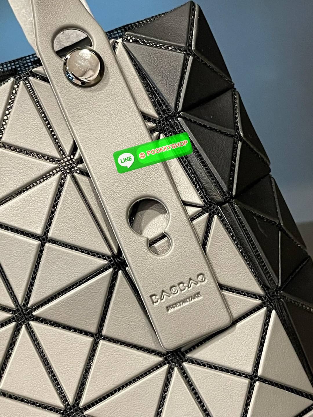 Baobao Issey Miyake Prism Kangaroo tote bag กระเป๋าถือทรงโท้ทที่ประดิษฐ์ขึ้นอย่างเชี่ยวชาญในญี่ปุ่น มาพร้อมแผงเรขาคณิตสำหรับการออกแบบที่ได้รับแรงบันดาลใจจากกระดาษพับ ซิลลูเอทอันเป็นเอกลักษณ์นี้ปิดท้ายด้วยสายรัดแบบอสมมาตร มีการพัฒนาโครงสร้างทรงสามเหลี่ยมเพ