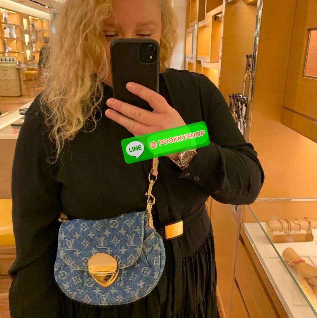 LV sunset monogram denim bag 🔆 Details แรงมากฉุดไม่อยู่ กับกระแสคอลใหม่ lvremix ดีไซน์แบบตัวมัม y2k รูปทรง baguette สวยดูแพง ใบนี้ก็ฉ่ำสุดๆ เป็นกระเป๋าสะพายไหล่ ที่สามารถปรับเป็นสะพายข้างได้