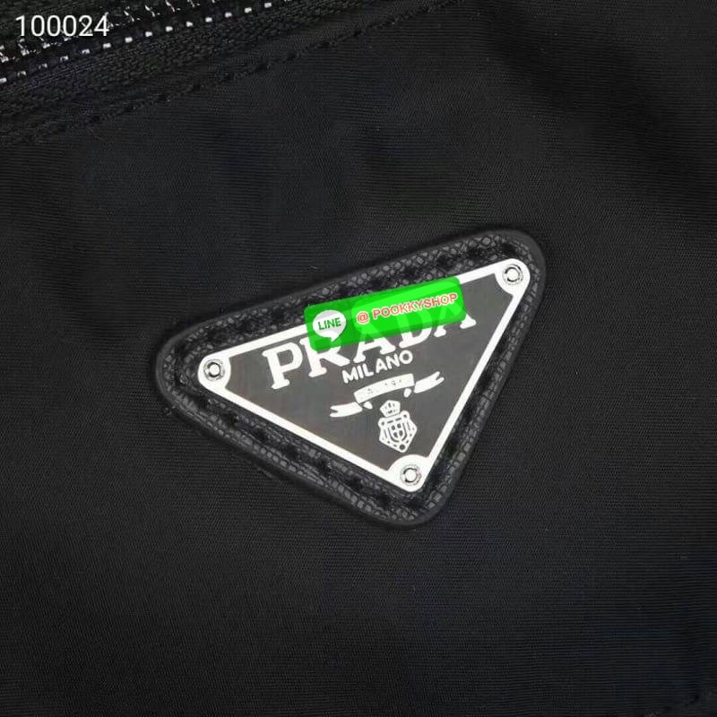 Prada Nylon Travel Bag กระเป๋าถือวัสดุผ้า nylon เนื้อหนา ใบใหญ่ คุณภาพดี อะไหล่เงินสวยหรู ผสมหนังแท้ ด้านหน้าประดับ logo brand ช่องหลักเปิดปิดด้วยซิป ภายในโล่งกว้างจุได้เยอะแบบจุใจ มีช่องซิป และช่องเล็ก ซับในพิมพ์ลายโลโก้แบรนด์สวยๆ มาพร้อมสายสะพายยาว ปรับ