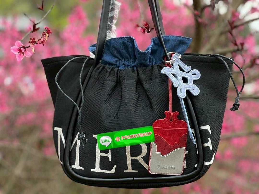 MERGE A DAY MEDIUM BAG 🔖พร้อมส่ง! กระเป๋าหิ้วหรือคล้องไหล่ ทรงสวย วัสดุผ้าทอเทคนิค Flyknit อย่างดี แต่มีน้ำหนักเบา หูหิ้วแบบหนังมีความแข็งแรงในการใช้งานค่ะ ภายในโล่งกว้าง ใส่สัมภาระได้เยอะค่ะ