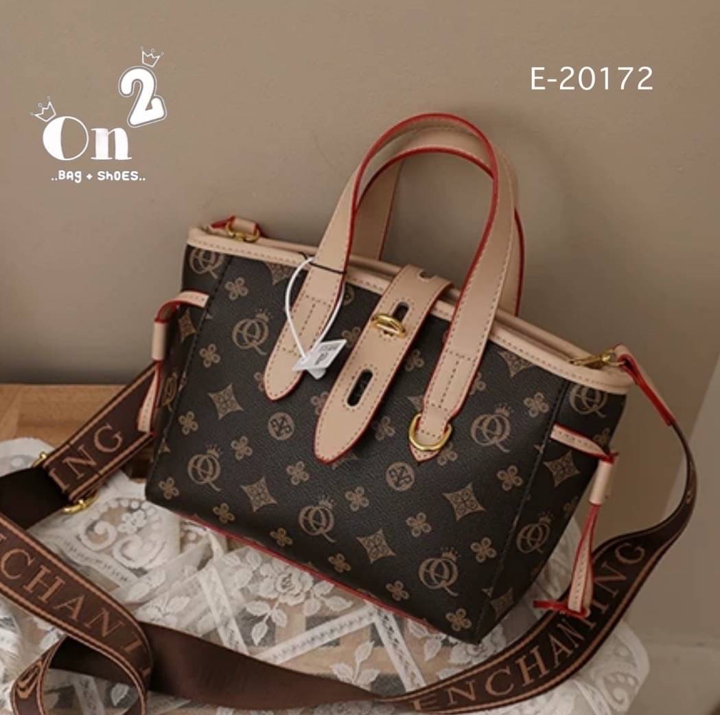 กระเป๋าสะพายแฟชั่นทรง tote งานสไตล์แบรนด์ ตัวล็อกด้านหน้าปรับระดับได้ มีสายสะพายยาวให้สามารถถอดออกถือได้ค่ะ