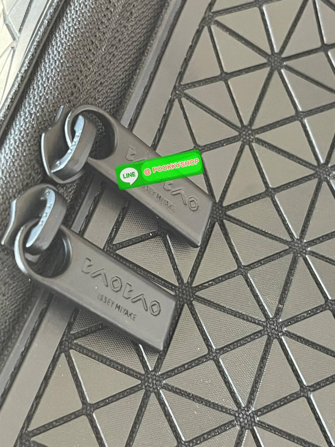 BAO BAO ISSEY MIYAKE LARGE BACKPACK ผู้ที่มักใช้งานกระเป๋าเป้ในชีวิตประจำวัน ส่วนมากจะอยู่ในวัยนักเรียน-นักศึกษาหรือวัยทำงาน ซึ่งรุ่นนี้ตอบโจทย์การใช้งานได้เป็นอย่างดี เป็นเป้ที่มีช่องสำหรับใส่สัมภาระประมาณหนึ่ง เพื่อให้สามารถจัดเก็บสิ่งของได้อย่างเป็นระเ