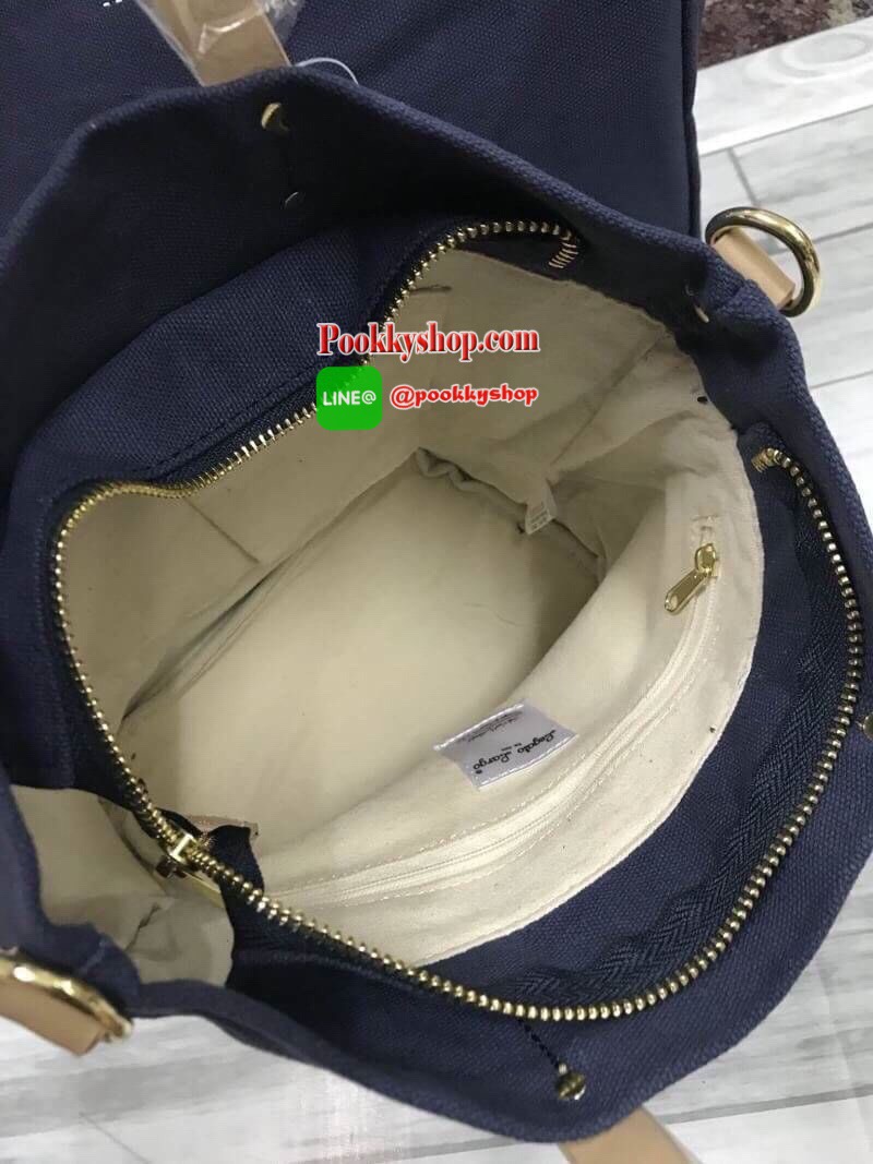 Anello&Legato Largo Canvas Logo mini Tote Shoulder Bag ดีไซน์ล่าสุด ด้วยวัสดุผ้าcanvasที่ช่วยให้กระเป๋ามีน่ำหนักเบา ทรงสวยสง่าด้านก้นเป็นหนัง ใช้งานง่ายสะดวก ใส่มินิไอแพค กระเป๋าสตางค์ได้ เหมาะแก่การใช้ในชีวิตประจำวันทั้งใช้ไปโรงเรียนหรือใช้ไปทำงานก็ได้เช