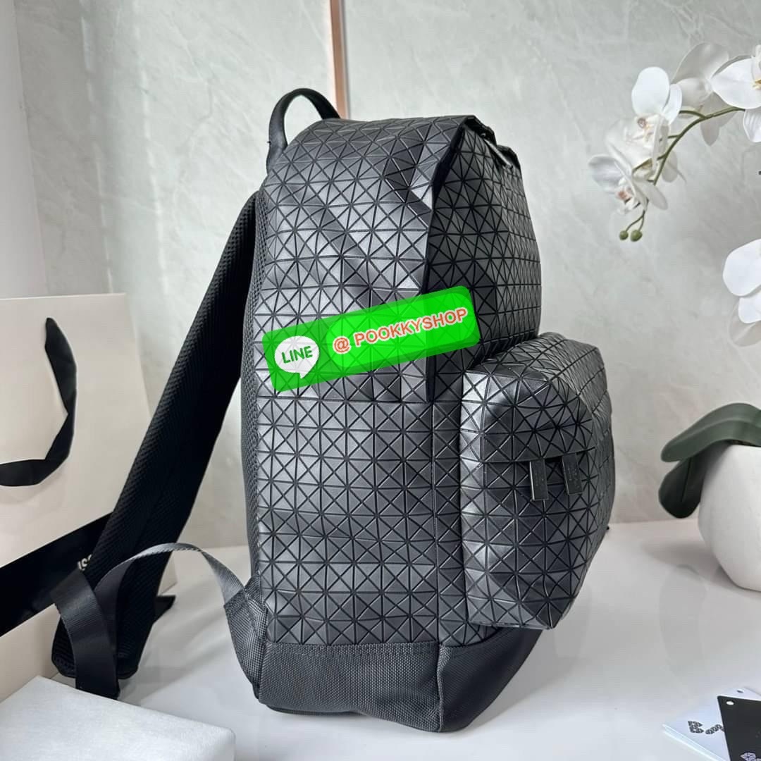 BAO BAO ISSEY MIYAKE KURO DAYPACK BACKPACK 🔖กระเป๋าเป้รุ่นฮอตทรงเรขาคณิตที่สุดในญี่ปุ่น KURO ภาษาญี่ปุ่นคือมาความเก๋ไก๋ เป็นกระเป๋าเป้ที่น้ำหนักแต่สามารถรับน้ำหนักได้ดี 🔖วัสดุ โพลียูรีเทน(Polyurethane) น้ำหนักเบา มีความแข็งแรง 🔖เปิ