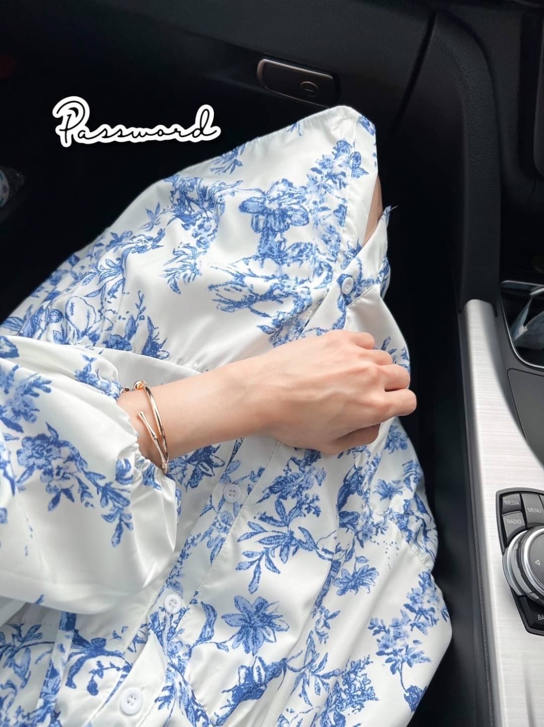 เดรสแขนพองผ้าเนื้อนุ่มเย็นสบาย ลายดอกโทนฟ้าขาว สีสวยสบายตา คอปกระบายน่ารักกก ลูกค้ารูดความกว้างช่วงคอผูกโบว์เข้าได้ตามชอบเลยนะคะ งานมีซับใน ใส่ไปทริปไหนก็สวยชิลค่ะ