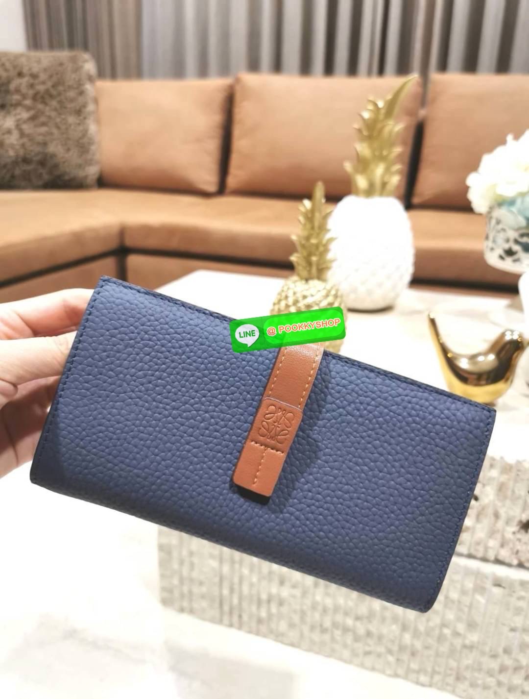 ✴️Don't Miss!✴️NEW! LOEWE LONG WALLET BAG VIP GIFT WITH PURCHASE-GWP กระเป๋าพรีเมี่ยมกิ๊ฟ Limited จาก LOEWE DUTYFREE COUNTER วัสดุหนังแท้เทคเจอร์สวยอยู่ทรงปั้มโลโก้แบรนด์ด้านหน้าเปิดปิดด้วยกระดุม ภายในมีช่องใส่ธนบัตรหลายช่อง ช่องหลักสาม