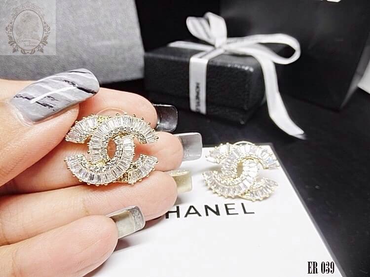 ต่างหู โลโก้ cc ขนาดใหญ่ ชั้นในเป็นเพชรกลมชั้นนอกเป็นเพชรเหลี่ยมคุชชั่นไซร์เล็กเรียงขึ้นไฟสุดๆ