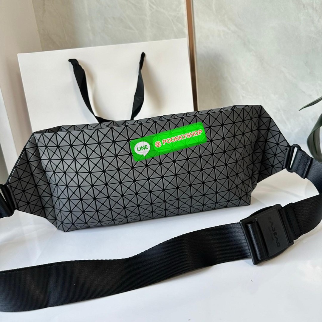 BaoBao Issey Miyake baton belt bag 🔖กระเป๋าคาดเอว/คาดอก เอกลักษณ์โดดเด่นตลอดทั้งใบ สุดเทห์ น้ำหนักเบาพกพาสะดวก 🔖วัสดุ: โพลียูรีเทนผสมหนัง 🔖เปิด-ปิดแบบซิปบน และมีช่องซิปด้านหน้า ภายในมีช่องแยกสัดส่วน 2 ช่อง ซับในผ้าไนลอน 🔖สา