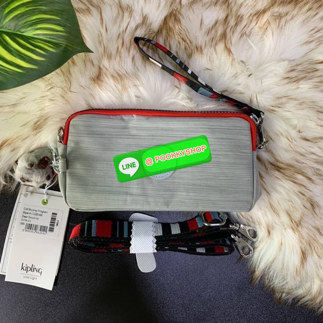 KIPLING 3 Monkey program Seoul up clutch & sling bag กระเป๋าคล้องมือ หรือ สะพายข้าง ขนาดเล็ก วัสดุ Nylon & Polyester 100% ใช้งานได้ 2 รูปแบบ มีสายสลับเปลี่ยนได้ทั้งแบบคล้องมือหรือสะพายข้าง เปิด-ปิดด้วยซิป ช่องหลักโล่ง มีช่องใส่บัตรด้านข้าง 6 ช่อง และช่องด