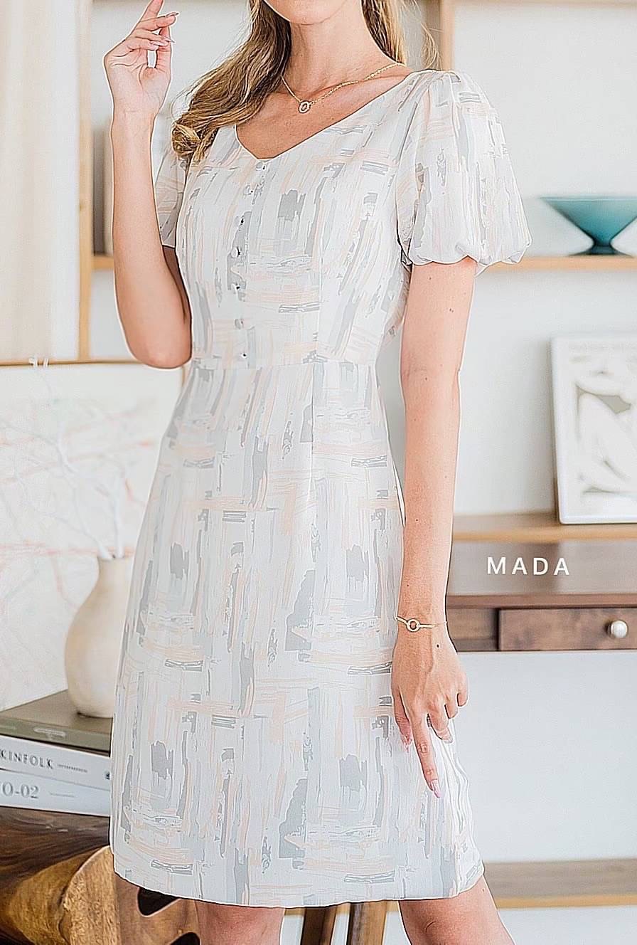 Dress ผ้าลายแขนตุ๊กตาพองปลายแขนเป็นยางด้วยค่ะรุ่นนี้ แต่งกระดุมช่วงอก ทรงเข้ารูปต่อเอวใส่ออกมาคือพอดีตัว ผ้าสวยเนื้อนิ่มลื่น ใส่สบาย งานซับในเย็บเก็บชาย ซิปหลังซ่อน