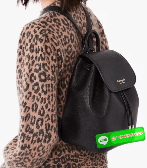 KATE SPADE NEW YORK Sinch Pebbled Leather Medium Flap Backpack กระเป๋าสะพายเป้หนังนิ่มลายหนังสวย ด้านหน้าตกแต่งด้วยชื่อแบรนด์ มีช่องซิปเล็กด้านข้างกระเป๋า 1 ช่อง ช่องใหญ่เปิด-ปิดด้วยตัวรูด ด้านในโล่งกว้างจุของได้เยอะมาก และมีช่องซิปใส่ของจุกจิกค่ะ