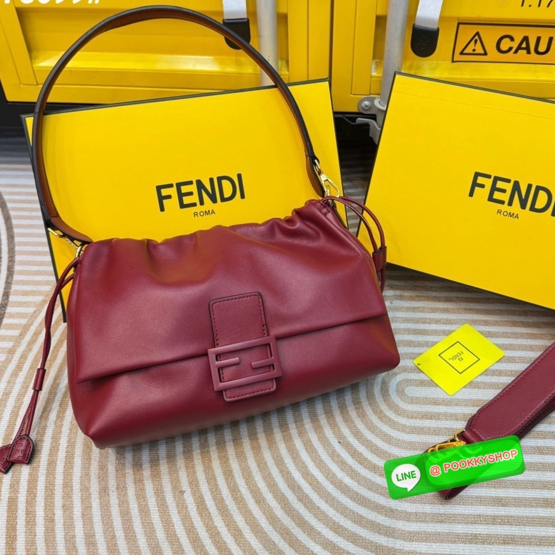 FENDI Mamma Baguette Bag กระเป๋าสะพายทรงสวย ดีไซน์เรียบง่ายคลาสสิค หรู ดูผู้ดี รูปทรงใช้งานง่าย หนังสวยสัมผัสนุ่ม ใหม่ล่าสุด รุ่นลิมิเต็ดที่สาวๆตามหา ภายในโล่งกว้าง เสิร์ฟให้ในราคาน่ารักๆ ของมันต้องมีแบบนี้ ก็ต้องตำได้แล้วน้าอย่าช้า อย่าพลาด!!