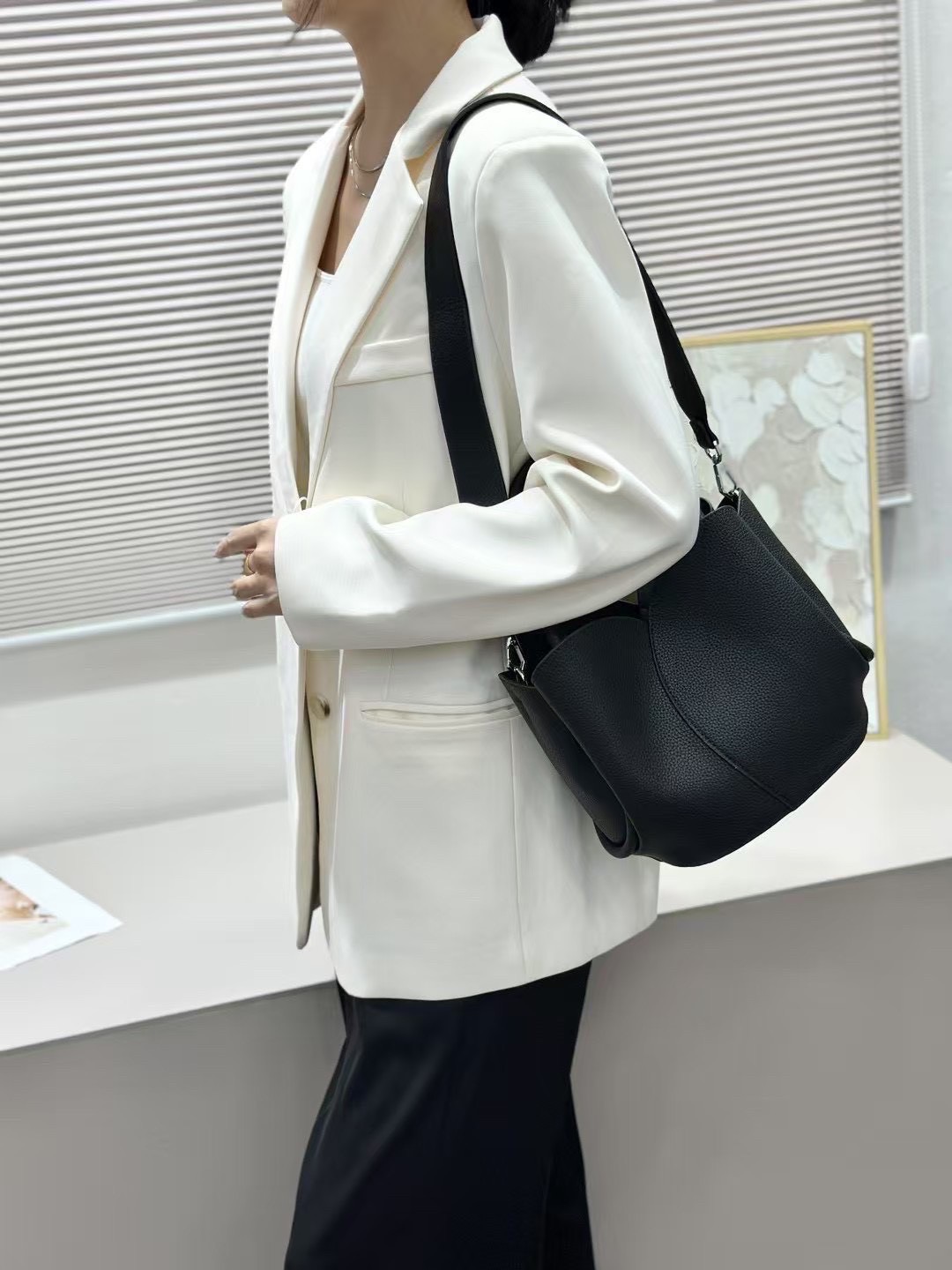 Classic Working PU Bag ▪️กระเป๋าถือ &สะพายข้าง ทรงดอกทิวลิป ทรงสวยมากวัสดุเป็นหนัง PU Premium มีกระเป๋าใบเล็กให้ 1ใบ และมีสายยาวให้ 2 เส้น